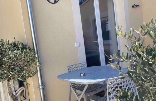 Mondragon Apartment | Cosy gites with private spas and swimming pool