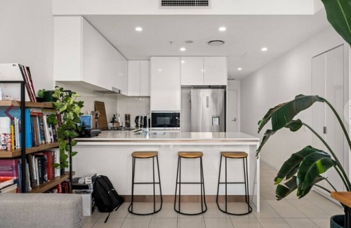 Newstead Apartment | Cosy Gym Pool Apartment in Newstead