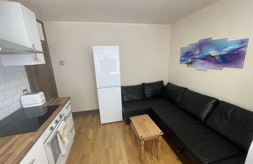 Pinkwell Apartment | Cosy Heathrow Apartment with 2 Bedrooms