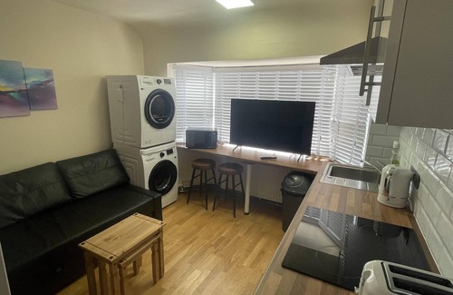 Pinkwell Apartment | Cosy Heathrow Apartment with 2 Bedrooms