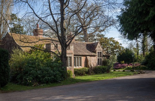 Chiddingly House | Cosy Historic Wing - Private Indoor Pool, Perfect Country Retreat
