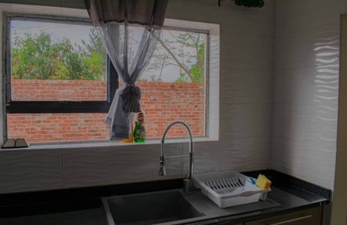 Harare House | Cosy home near airport comfy beds family friendly entire house