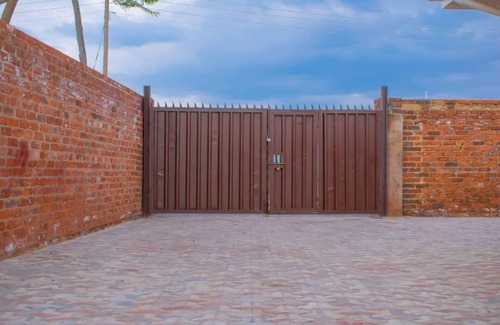 Harare House | Cosy home near airport comfy beds family friendly entire house