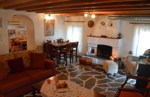 Kalivia House | Cosy lake house, μια ανάσα πριν τη λίμνη