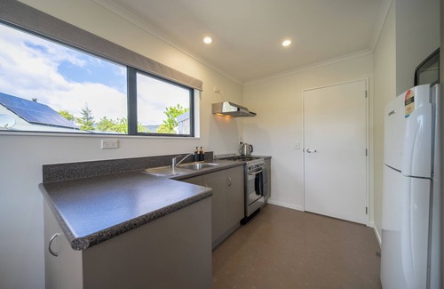 Manapouri House | Cosy Lakeside - Manapouri Holiday Home