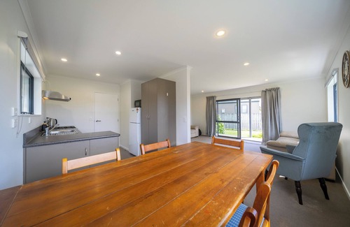 Manapouri House | Cosy Lakeside - Manapouri Holiday Home