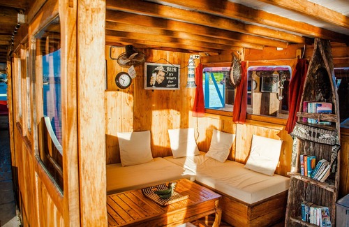 Labuan Bajo Boat Rental | Cosy liveaboard with AC for small groups, Komodo National Park