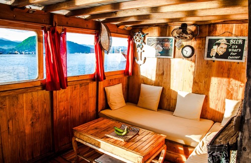 Labuan Bajo Boat Rental | Cosy liveaboard with AC for small groups, Komodo National Park