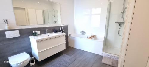 Hainholz Apartment | Cosy Living Apartment-120qm-fast wifi-free parking