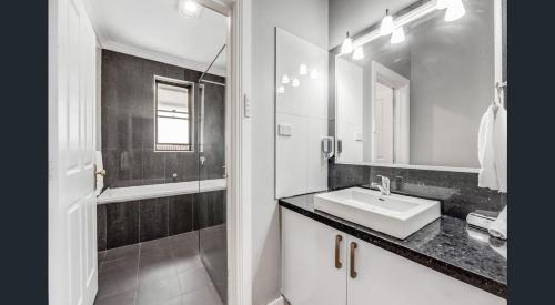 Mount Gambier Apartment | Cosy Lodge Mount Gambier close to shopping, eating