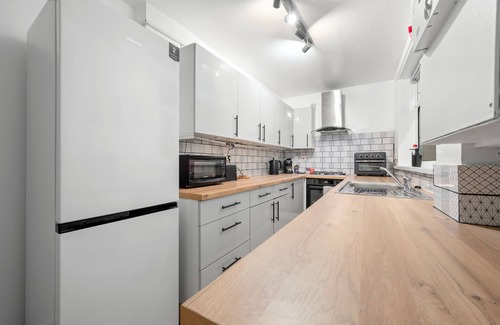 Salford House | Cosy Manchester 4-bed home with a fully equip kitchen, pet friendly!
