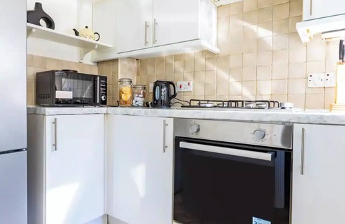 North End House | Cosy, Modern Family Friendly House in Erith! 5 Mins From Slade Green Train Ston