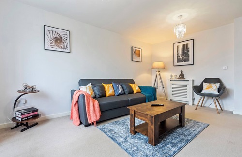 Telford House | Cosy Modern home -3BR 247 Serviced accommodation Telford