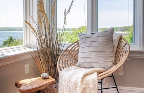 Hunts Point Cottage | Cosy Oceanfront Cottage - Hot Tub and Sauna