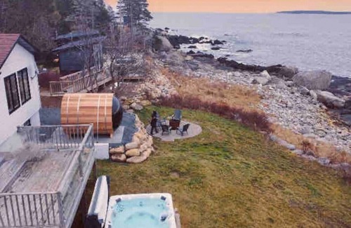 Hunts Point Cottage | Cosy Oceanfront Cottage - Hot Tub and Sauna