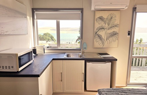 Opononi Cabin | Cosy Opononi cabin with gorgeous ocean views - relaxation bliss!