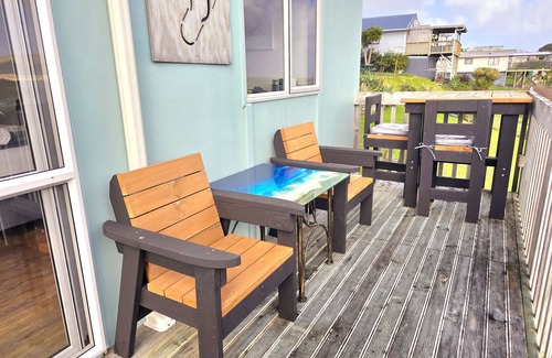 Opononi Cabin | Cosy Opononi cabin with gorgeous ocean views - relaxation bliss!