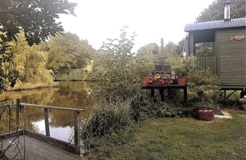 Hadlow Down House | Cosy, peaceful & secluded lakeside cabin. BBQ, Firepit, Fishing, Dogs welcome.