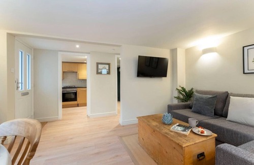 Montpellier House | Cosy & Peaceful Self Contained Home in Montpellier