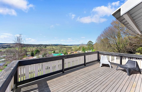 Oberon Ski Chalet | Cosy Pet Friendly Chalet, just 40m to Bathurst Races, 2m to Oberon Town Centre