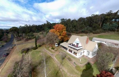 Oberon Ski Chalet | Cosy Pet Friendly Chalet, just 40m to Bathurst Races, 2m to Oberon Town Centre