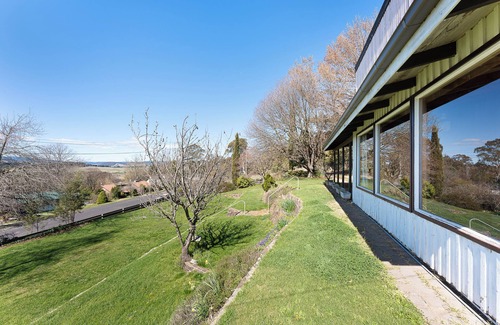 Oberon Ski Chalet | Cosy Pet Friendly Chalet, just 40m to Bathurst Races, 2m to Oberon Town Centre