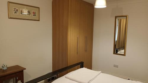 Harrow Weald Apartment | Cosy relaxing 4 bed Home with 2 parking Space