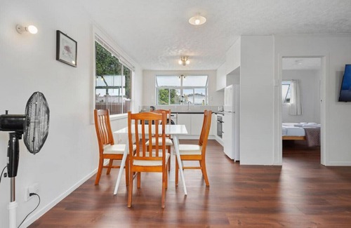 Auckland House | Cosy Renovated Two Bed Garden Apt | WIFI & Netflix
