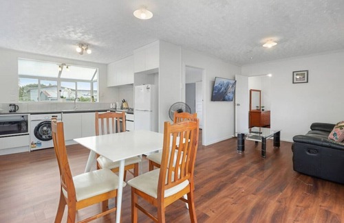 Auckland House | Cosy Renovated Two Bed Garden Apt | WIFI & Netflix