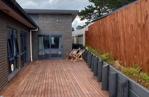 Helensville House | Cosy retreat from busy hassle bussle of city. Come relax at mountain view house.