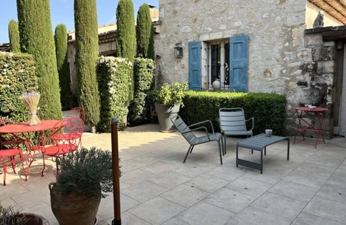 Eygalieres House | Cosy retreat in Eygalieres with artist studio. Walking distance to the village