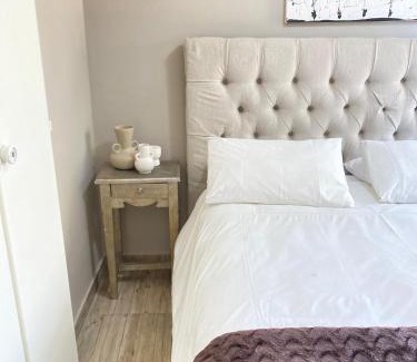 Benoni Apartment | Cosy Room steps from the lake