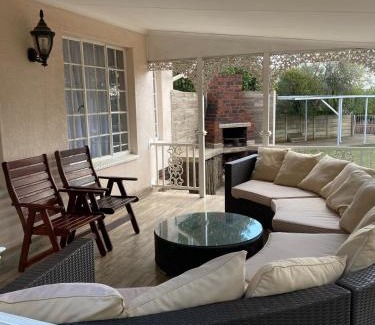 Benoni Apartment | Cosy Room steps from the lake