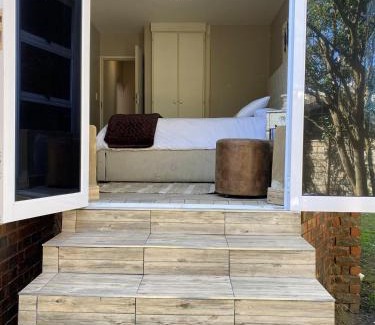Benoni Apartment | Cosy Room steps from the lake