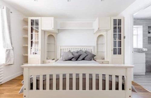 Cheshunt House | Cosy Room With Bathroom in Cheshunt