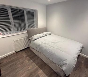 Crawley House | Cosy rooms near Gatwick Airport