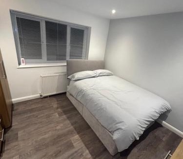Crawley House | Cosy rooms near Gatwick Airport