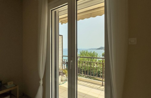 Oropos Apartment | Cosy Seaside Apartment above the sea