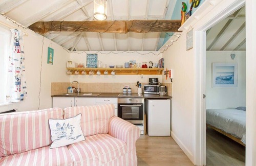 Selsey Cabin | Cosy self-contained annexe in Selsey