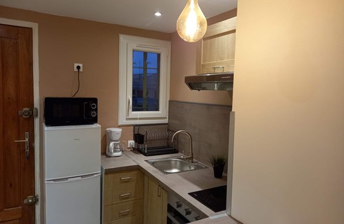 La Seyne-sur-Mer Apartment | Cosy studio 2mn walk from the beaches small sea view