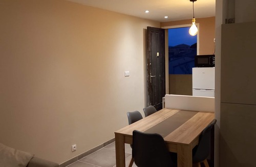 La Seyne-sur-Mer Apartment | Cosy studio 2mn walk from the beaches small sea view
