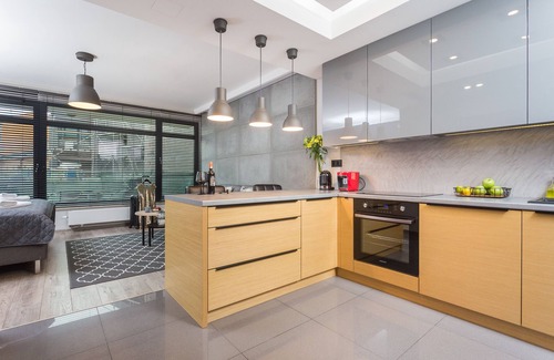 Wesola Apartment | Cosy Studio Apt with AirCon and Balcony. Projector with huge screen.City Center