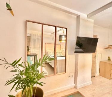 Capuchinos Apartment | Cosy Studio +netflix+24h entry+silent air conditionning