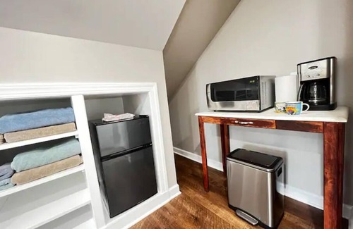 Middleburg Apartment | Cosy studio on an organic farm, pet friendly! Just minutes from Middleburg.