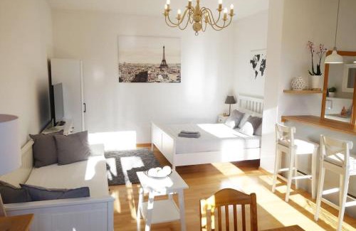 Outer Neustadt Apartment | Cosy Studio, sunny balcony in It-District Neustadt