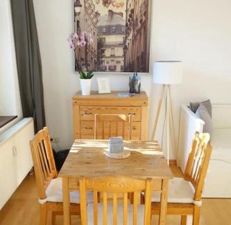 Outer Neustadt Apartment | Cosy Studio, sunny balcony in It-District Neustadt