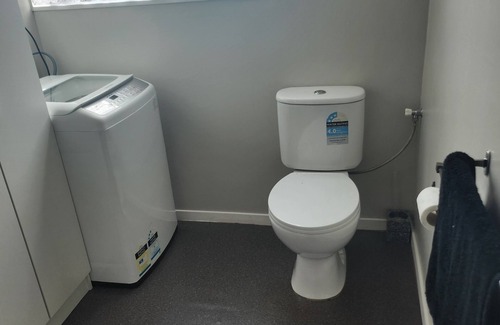 Upper Hutt Apartment | Cosy studio walking distance to shops rails. 45 minutes from the city