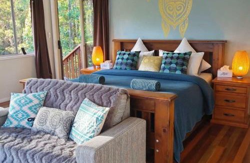 Doonan House | Cosy Studio with Forest Views, Noosa Hinterland