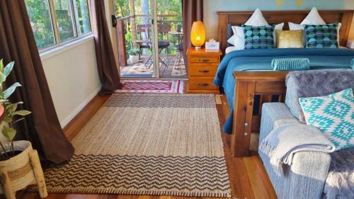 Doonan House | Cosy Studio with Forest Views, Noosa Hinterland