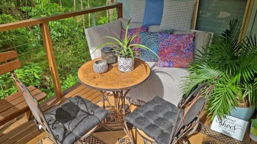 Doonan House | Cosy Studio with Forest Views, Noosa Hinterland